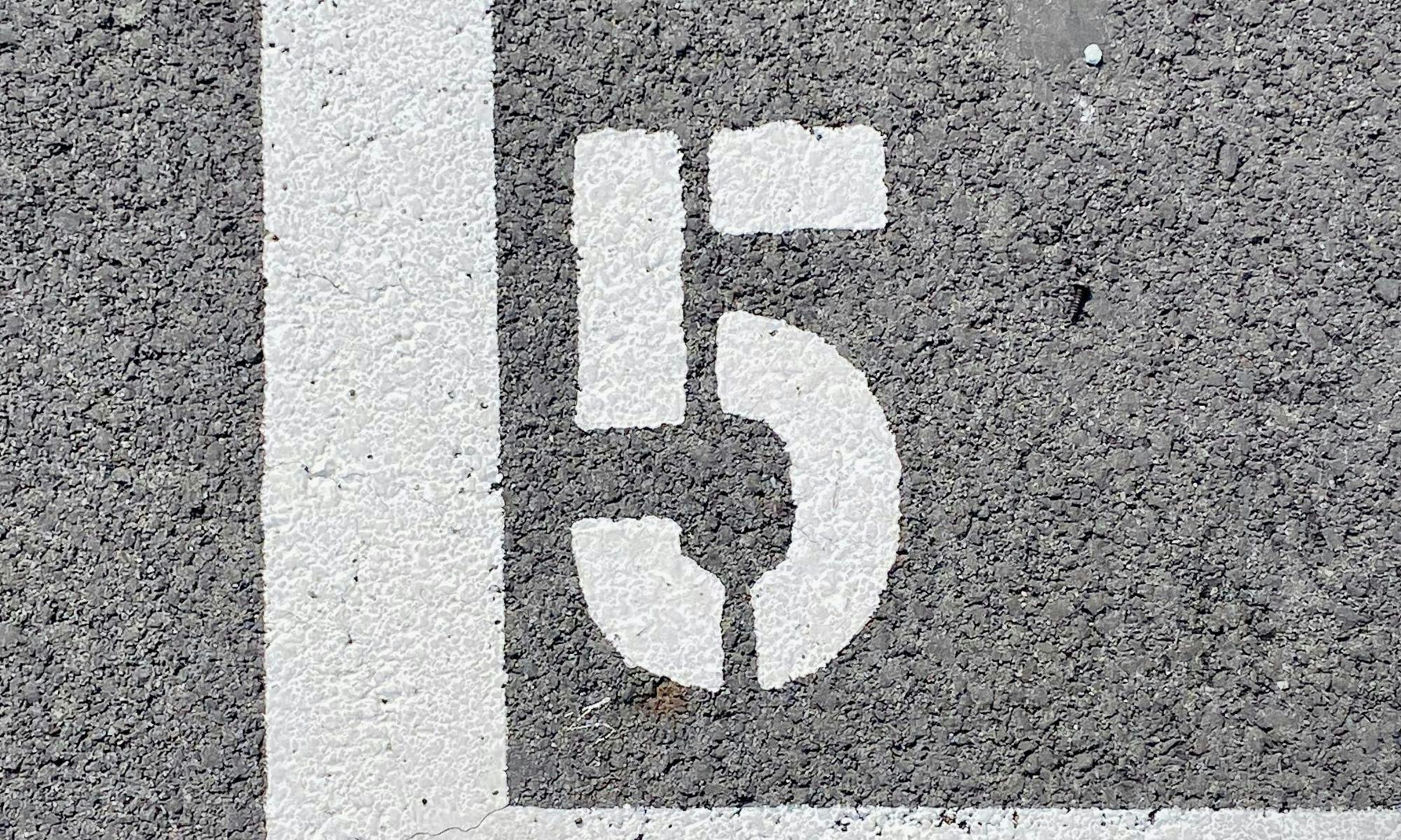 Die Zahl 5 auf der Straße.